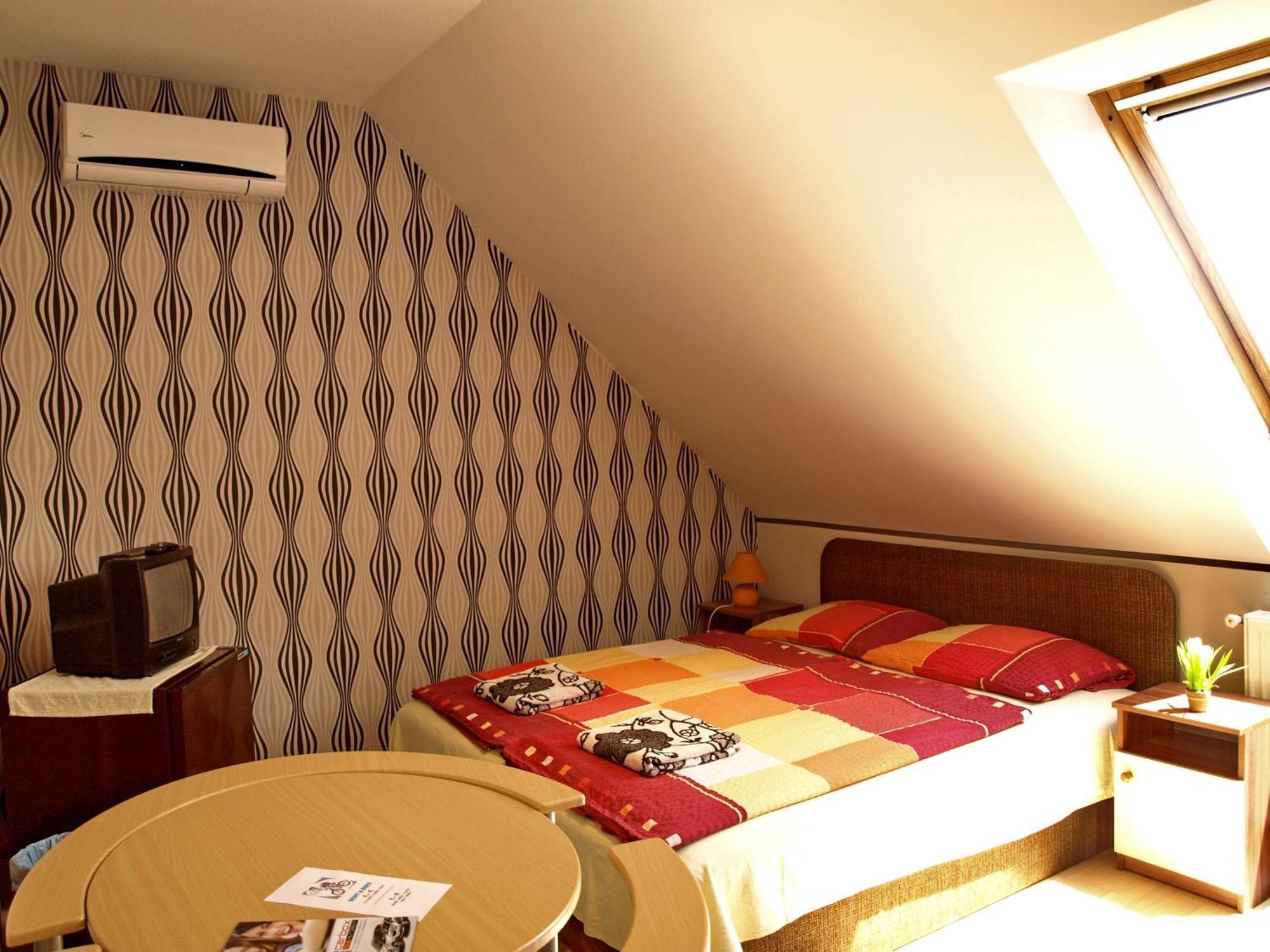 Illes Vendeghaz Hotel Keszthely Luaran gambar