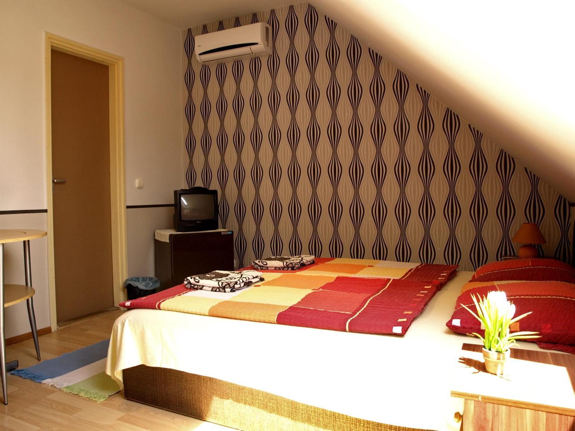 Illes Vendeghaz Hotel Keszthely Luaran gambar