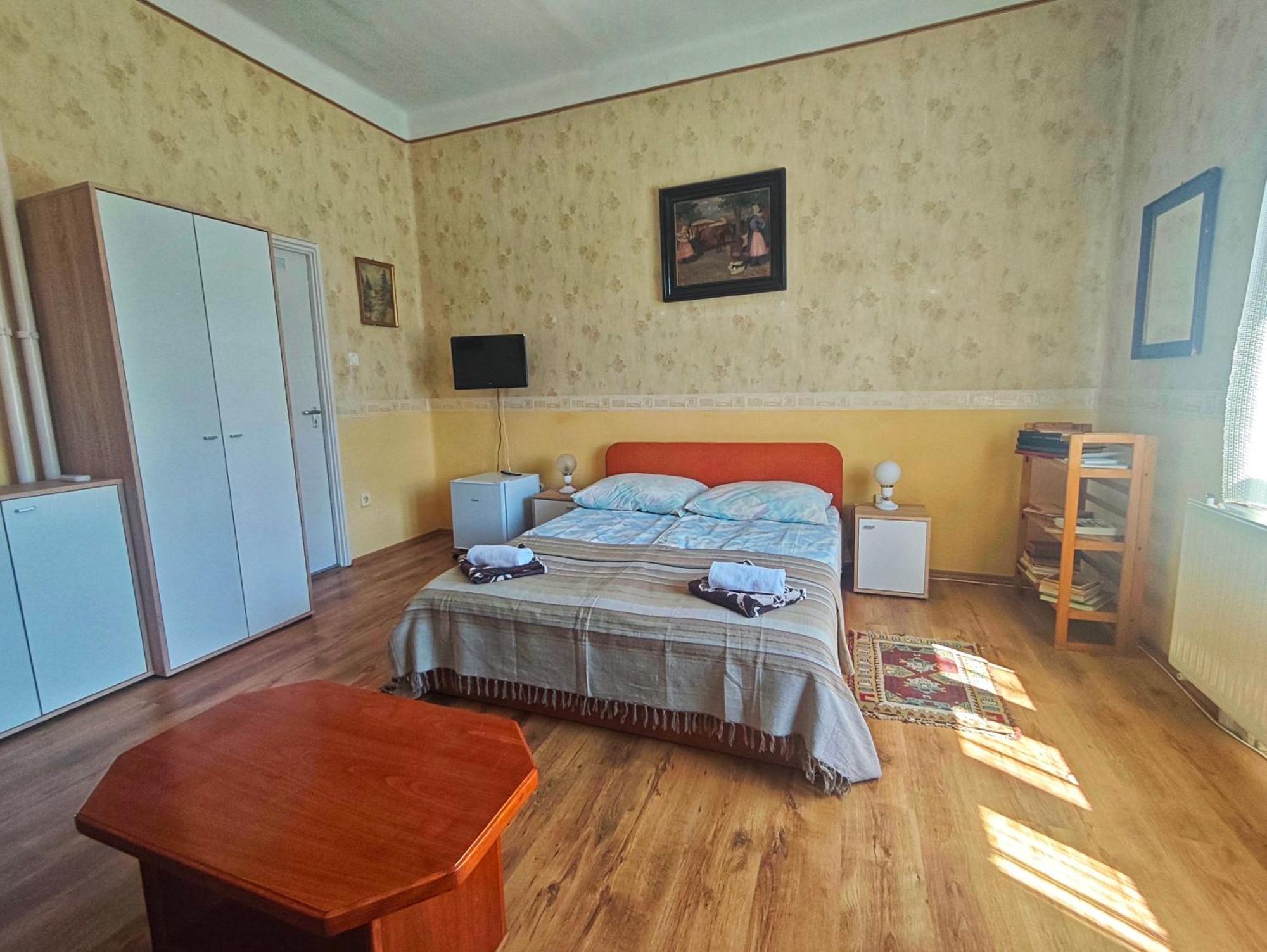 Illes Vendeghaz Hotel Keszthely Luaran gambar