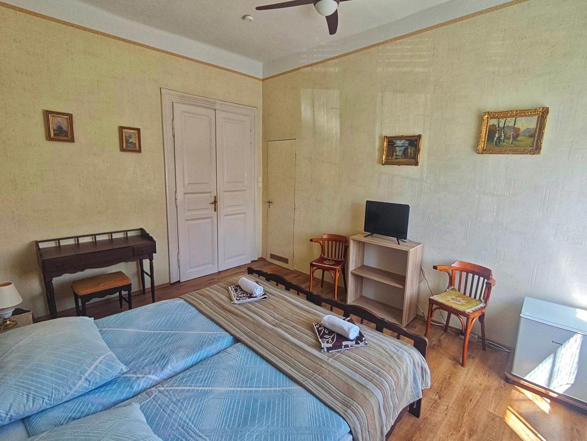 Illes Vendeghaz Hotel Keszthely Luaran gambar